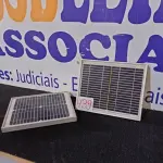 LOTE 439 - 02 PAINÉIS SOLARES 18V 10W. (NO ESTADO) ATENÇÃO! FAZER A VISITAÇÃO ANTES DE ARREMATAR, NÃO SABEMOS SE FUNCIONA. LEILÃO NÃO TEM GARANTIA E NEM DEVOLUÇÃO, SUJEITO A POSSÍVEIS AVARIAS VISÍVEIS/OCULTAS E/OU AUSÊNCIA DE COMPONENTES.