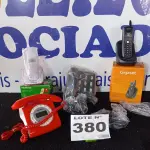 LOTE 380 - 04 – APARELHOS TELEFÔNICOS DIVERSOS (NO ESTADO, NÃO SABEMOS SE FUNCIONA. LEILÃO NÃO TEM GARANTIA E NEM DEVOLUÇÃO, SUJEITO A POSSÍVEIS AVARIAS VISÍVEIS/OCULTAS E/OU AUSÊNCIA DE COMPONENTES)