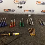 LOTE 007 - 01 FERRO DE SOLDA E CHAVES DIVERSAS. (NO ESTADO) ATENÇÃO! FAZER A VISITAÇÃO ANTES DE ARREMATAR, NÃO SABEMOS SE FUNCIONA. LEILÃO NÃO TEM GARANTIA E NEM DEVOLUÇÃO, SUJEITO A POSSÍVEIS AVARIAS VISÍVEIS/OCULTAS E/OU AUSÊNCIA DE COMPONENTES.