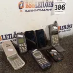 LOTE 386 - 01 LOTE COM VÁRIOS TELEFONES MARCAS E MODELOS DIVERSOS. (NO ESTADO) ATENÇÃO! FAZER A VISITAÇÃO ANTES DE ARREMATAR, NÃO SABEMOS SE FUNCIONA. LEILÃO NÃO TEM GARANTIA E NEM DEVOLUÇÃO, SUJEITO A POSSÍVEIS AVARIAS VISÍVEIS/OCULTAS E/OU AUSÊNCIA DE COMPONENTES.