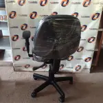 LOTE 140 - 01 CADEIRA DE ESCRITÓRIO COM BASE GIRATÓRIA. (NO ESTADO) ATENÇÃO! FAZER A VISITAÇÃO ANTES DE ARREMATAR, NÃO SABEMOS SE FUNCIONA. LEILÃO NÃO TEM GARANTIA E NEM DEVOLUÇÃO, SUJEITO A POSSÍVEIS AVARIAS VISÍVEIS/OCULTAS E/OU AUSÊNCIA DE COMPONENTES.