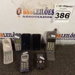 LOTE 386 - 01 LOTE COM VÁRIOS TELEFONES MARCAS E MODELOS DIVERSOS. (NO ESTADO) ATENÇÃO! FAZER A VISITAÇÃO ANTES DE ARREMATAR, NÃO SABEMOS SE FUNCIONA. LEILÃO NÃO TEM GARANTIA E NEM DEVOLUÇÃO, SUJEITO A POSSÍVEIS AVARIAS VISÍVEIS/OCULTAS E/OU AUSÊNCIA DE COMPONENTES.
