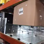 LOTE 094 - 01 ESTANTE DE VIDRO MODULAR E 01 CAIXA COM PERIFÉRICOS DIVERSOS. (NO ESTADO) ATENÇÃO! FAZER A VISITAÇÃO ANTES DE ARREMATAR, NÃO SABEMOS SE FUNCIONA. LEILÃO NÃO TEM GARANTIA E NEM DEVOLUÇÃO, SUJEITO A POSSÍVEIS AVARIAS VISÍVEIS/OCULTAS E/OU AUSÊNCIA DE COMPONENTES.