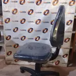 LOTE 110 - 01 CADEIRA DE ESCRITÓRIO COM BASE GIRATÓRIA. (NO ESTADO) ATENÇÃO! FAZER A VISITAÇÃO ANTES DE ARREMATAR, NÃO SABEMOS SE FUNCIONA. LEILÃO NÃO TEM GARANTIA E NEM DEVOLUÇÃO, SUJEITO A POSSÍVEIS AVARIAS VISÍVEIS/OCULTAS E/OU AUSÊNCIA DE COMPONENTES.