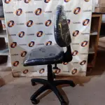 LOTE 200 - 01 CADEIRA DE ESCRITÓRIO COM BASE GIRATÓRIA. (NO ESTADO) ATENÇÃO! FAZER A VISITAÇÃO ANTES DE ARREMATAR, NÃO SABEMOS SE FUNCIONA. LEILÃO NÃO TEM GARANTIA E NEM DEVOLUÇÃO, SUJEITO A POSSÍVEIS AVARIAS VISÍVEIS/OCULTAS E/OU AUSÊNCIA DE COMPONENTES.