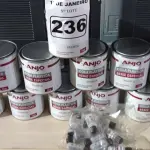 LOTE 236 - 12 LATAS DE COLA PLÁSTICA ANJO. (NO ESTADO) ATENÇÃO! FAZER A VISITAÇÃO ANTES DE ARREMATAR, NÃO SABEMOS SE FUNCIONA. LEILÃO NÃO TEM GARANTIA E NEM DEVOLUÇÃO, SUJEITO A POSSÍVEIS AVARIAS VISÍVEIS/OCULTAS E/OU AUSÊNCIA DE COMPONENTES.