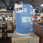 LOTE 239 - 01 BEBEDOURO PARA GARRAFÃO MARCA ESMALTEC 220V. (NO ESTADO) ATENÇÃO! FAZER A VISITAÇÃO ANTES DE ARREMATAR, NÃO SABEMOS SE FUNCIONA. LEILÃO NÃO TEM GARANTIA E NEM DEVOLUÇÃO, SUJEITO A POSSÍVEIS AVARIAS VISÍVEIS/OCULTAS E/OU AUSÊNCIA DE COMPONENTES.