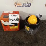 LOTE 339 - 01 EXTRATOR DE SUCOS MARCA MALLORY 110V. (NO ESTADO) ATENÇÃO! FAZER A VISITAÇÃO ANTES DE ARREMATAR, NÃO SABEMOS SE FUNCIONA. LEILÃO NÃO TEM GARANTIA E NEM DEVOLUÇÃO, SUJEITO A POSSÍVEIS AVARIAS VISÍVEIS/OCULTAS E/OU AUSÊNCIA DE COMPONENTES.