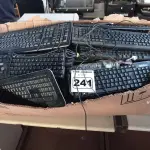 LOTE 241 - 01 DUPLICADOR DE VÍDEO, 01 CPU, 01 ESTABILIZADOR E GRANDE QUANTIDADE DE TECLADOS PARA PC MARCAS E MODELOS DIVERSOS. (NO ESTADO) ATENÇÃO! FAZER A VISITAÇÃO ANTES DE ARREMATAR, NÃO SABEMOS SE FUNCIONA. LEILÃO NÃO TEM GARANTIA E NEM DEVOLUÇÃO, SUJEITO A POSSÍVEIS AVARIAS VISÍVEIS/OCULTAS E/OU AUSÊNCIA DE COMPONENTES.
