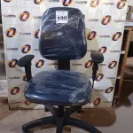 LOTE 100 - 01 CADEIRA DE ESCRITÓRIO COM BASE GIRATÓRIA. (NO ESTADO) ATENÇÃO! FAZER A VISITAÇÃO ANTES DE ARREMATAR, NÃO SABEMOS SE FUNCIONA. LEILÃO NÃO TEM GARANTIA E NEM DEVOLUÇÃO, SUJEITO A POSSÍVEIS AVARIAS VISÍVEIS/OCULTAS E/OU AUSÊNCIA DE COMPONENTES.