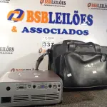 LOTE 337 - 01 PROJETOR MULTIMIDIA MARCA DELL. (NO ESTADO) ATENÇÃO! FAZER A VISITAÇÃO ANTES DE ARREMATAR, NÃO SABEMOS SE FUNCIONA. LEILÃO NÃO TEM GARANTIA E NEM DEVOLUÇÃO, SUJEITO A POSSÍVEIS AVARIAS VISÍVEIS/OCULTAS E/OU AUSÊNCIA DE COMPONENTES.