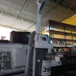 LOTE 396 - 01 ASPIRADOR DE PÓ MARCA PHILCO 220V. (NO ESTADO) ATENÇÃO! FAZER A VISITAÇÃO ANTES DE ARREMATAR, NÃO SABEMOS SE FUNCIONA. LEILÃO NÃO TEM GARANTIA E NEM DEVOLUÇÃO, SUJEITO A POSSÍVEIS AVARIAS VISÍVEIS/OCULTAS E/OU AUSÊNCIA DE COMPONENTES.