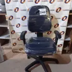 LOTE 240 - 01 CADEIRA DE ESCRITÓRIO COM BASE GIRATÓRIA. (NO ESTADO) ATENÇÃO! FAZER A VISITAÇÃO ANTES DE ARREMATAR, NÃO SABEMOS SE FUNCIONA. LEILÃO NÃO TEM GARANTIA E NEM DEVOLUÇÃO, SUJEITO A POSSÍVEIS AVARIAS VISÍVEIS/OCULTAS E/OU AUSÊNCIA DE COMPONENTES.