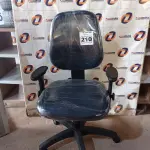 LOTE 210 - 01 CADEIRA DE ESCRITÓRIO COM BASE GIRATÓRIA. (NO ESTADO) ATENÇÃO! FAZER A VISITAÇÃO ANTES DE ARREMATAR, NÃO SABEMOS SE FUNCIONA. LEILÃO NÃO TEM GARANTIA E NEM DEVOLUÇÃO, SUJEITO A POSSÍVEIS AVARIAS VISÍVEIS/OCULTAS E/OU AUSÊNCIA DE COMPONENTES.