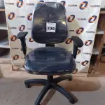 LOTE 300 - 01 CADEIRA DE ESCRITÓRIO COM BASE GIRATÓRIA. (NO ESTADO) ATENÇÃO! FAZER A VISITAÇÃO ANTES DE ARREMATAR, NÃO SABEMOS SE FUNCIONA. LEILÃO NÃO TEM GARANTIA E NEM DEVOLUÇÃO, SUJEITO A POSSÍVEIS AVARIAS VISÍVEIS/OCULTAS E/OU AUSÊNCIA DE COMPONENTES.