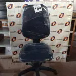 LOTE 150 - 01 CADEIRA DE ESCRITÓRIO COM BASE GIRATÓRIA. (NO ESTADO) ATENÇÃO! FAZER A VISITAÇÃO ANTES DE ARREMATAR, NÃO SABEMOS SE FUNCIONA. LEILÃO NÃO TEM GARANTIA E NEM DEVOLUÇÃO, SUJEITO A POSSÍVEIS AVARIAS VISÍVEIS/OCULTAS E/OU AUSÊNCIA DE COMPONENTES.
