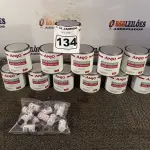 LOTE 134 - 12 LATAS DE COLA PLÁSTICA ANJO. (NO ESTADO) ATENÇÃO! FAZER A VISITAÇÃO ANTES DE ARREMATAR, NÃO SABEMOS SE FUNCIONA. LEILÃO NÃO TEM GARANTIA E NEM DEVOLUÇÃO, SUJEITO A POSSÍVEIS AVARIAS VISÍVEIS/OCULTAS E/OU AUSÊNCIA DE COMPONENTES.