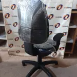 LOTE 220 - 01 CADEIRA DE ESCRITÓRIO COM BASE GIRATÓRIA. (NO ESTADO) ATENÇÃO! FAZER A VISITAÇÃO ANTES DE ARREMATAR, NÃO SABEMOS SE FUNCIONA. LEILÃO NÃO TEM GARANTIA E NEM DEVOLUÇÃO, SUJEITO A POSSÍVEIS AVARIAS VISÍVEIS/OCULTAS E/OU AUSÊNCIA DE COMPONENTES.