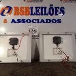 LOTE 135 - 02 PAINÉIS SOLARES 18V 10W. (NO ESTADO) ATENÇÃO! FAZER A VISITAÇÃO ANTES DE ARREMATAR, NÃO SABEMOS SE FUNCIONA. LEILÃO NÃO TEM GARANTIA E NEM DEVOLUÇÃO, SUJEITO A POSSÍVEIS AVARIAS VISÍVEIS/OCULTAS E/OU AUSÊNCIA DE COMPONENTES.