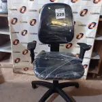 LOTE 220 - 01 CADEIRA DE ESCRITÓRIO COM BASE GIRATÓRIA. (NO ESTADO) ATENÇÃO! FAZER A VISITAÇÃO ANTES DE ARREMATAR, NÃO SABEMOS SE FUNCIONA. LEILÃO NÃO TEM GARANTIA E NEM DEVOLUÇÃO, SUJEITO A POSSÍVEIS AVARIAS VISÍVEIS/OCULTAS E/OU AUSÊNCIA DE COMPONENTES.