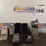 LOTE 386 - 01 LOTE COM VÁRIOS TELEFONES MARCAS E MODELOS DIVERSOS. (NO ESTADO) ATENÇÃO! FAZER A VISITAÇÃO ANTES DE ARREMATAR, NÃO SABEMOS SE FUNCIONA. LEILÃO NÃO TEM GARANTIA E NEM DEVOLUÇÃO, SUJEITO A POSSÍVEIS AVARIAS VISÍVEIS/OCULTAS E/OU AUSÊNCIA DE COMPONENTES.