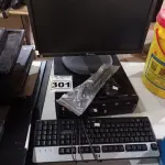 LOTE 301 - 01 CPU, 01 MONITOR, 01 TECLADO E 01 MOUSE. (NO ESTADO) ATENÇÃO! FAZER A VISITAÇÃO ANTES DE ARREMATAR, NÃO SABEMOS SE FUNCIONA. LEILÃO NÃO TEM GARANTIA E NEM DEVOLUÇÃO, SUJEITO A POSSÍVEIS AVARIAS VISÍVEIS/OCULTAS E/OU AUSÊNCIA DE COMPONENTES.