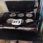 LOTE 273 - 01 LUMINÁRIA PARA ESTÚDIO. (NO ESTADO) ATENÇÃO! FAZER A VISITAÇÃO ANTES DE ARREMATAR, NÃO SABEMOS SE FUNCIONA. LEILÃO NÃO TEM GARANTIA E NEM DEVOLUÇÃO, SUJEITO A POSSÍVEIS AVARIAS VISÍVEIS/OCULTAS E/OU AUSÊNCIA DE COMPONENTES.