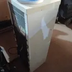 LOTE 239 - 01 BEBEDOURO PARA GARRAFÃO MARCA ESMALTEC 220V. (NO ESTADO) ATENÇÃO! FAZER A VISITAÇÃO ANTES DE ARREMATAR, NÃO SABEMOS SE FUNCIONA. LEILÃO NÃO TEM GARANTIA E NEM DEVOLUÇÃO, SUJEITO A POSSÍVEIS AVARIAS VISÍVEIS/OCULTAS E/OU AUSÊNCIA DE COMPONENTES.