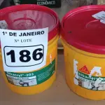 LOTE 186 - 02 BALDES DE SIKACRYL 203, SELANTE ACRÍLICO FLEXÍVEL. (NO ESTADO) ATENÇÃO! FAZER A VISITAÇÃO ANTES DE ARREMATAR, NÃO SABEMOS SE FUNCIONA. LEILÃO NÃO TEM GARANTIA E NEM DEVOLUÇÃO, SUJEITO A POSSÍVEIS AVARIAS VISÍVEIS/OCULTAS E/OU AUSÊNCIA DE COMPONENTES.