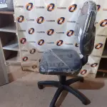 LOTE 250 - 01 CADEIRA DE ESCRITÓRIO COM BASE GIRATÓRIA. (NO ESTADO) ATENÇÃO! FAZER A VISITAÇÃO ANTES DE ARREMATAR, NÃO SABEMOS SE FUNCIONA. LEILÃO NÃO TEM GARANTIA E NEM DEVOLUÇÃO, SUJEITO A POSSÍVEIS AVARIAS VISÍVEIS/OCULTAS E/OU AUSÊNCIA DE COMPONENTES.