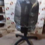 LOTE 110 - 01 CADEIRA DE ESCRITÓRIO COM BASE GIRATÓRIA. (NO ESTADO) ATENÇÃO! FAZER A VISITAÇÃO ANTES DE ARREMATAR, NÃO SABEMOS SE FUNCIONA. LEILÃO NÃO TEM GARANTIA E NEM DEVOLUÇÃO, SUJEITO A POSSÍVEIS AVARIAS VISÍVEIS/OCULTAS E/OU AUSÊNCIA DE COMPONENTES.