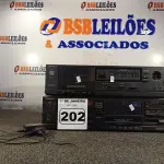 LOTE 202 - 02 ESTÉREOS CASSETTE DECK TECHNICS. (NO ESTADO) ATENÇÃO! FAZER A VISITAÇÃO ANTES DE ARREMATAR, NÃO SABEMOS SE FUNCIONA. LEILÃO NÃO TEM GARANTIA E NEM DEVOLUÇÃO, SUJEITO A POSSÍVEIS AVARIAS VISÍVEIS/OCULTAS E/OU AUSÊNCIA DE COMPONENTES.