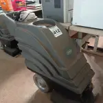 LOTE 412 - 01 LAVADORA DE PISOS INDUSTRIAL. (NO ESTADO) ATENÇÃO! FAZER A VISITAÇÃO ANTES DE ARREMATAR, NÃO SABEMOS SE FUNCIONA. LEILÃO NÃO TEM GARANTIA E NEM DEVOLUÇÃO, SUJEITO A POSSÍVEIS AVARIAS VISÍVEIS/OCULTAS E/OU AUSÊNCIA DE COMPONENTES.