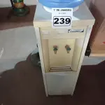 LOTE 239 - 01 BEBEDOURO PARA GARRAFÃO MARCA ESMALTEC 220V. (NO ESTADO) ATENÇÃO! FAZER A VISITAÇÃO ANTES DE ARREMATAR, NÃO SABEMOS SE FUNCIONA. LEILÃO NÃO TEM GARANTIA E NEM DEVOLUÇÃO, SUJEITO A POSSÍVEIS AVARIAS VISÍVEIS/OCULTAS E/OU AUSÊNCIA DE COMPONENTES.