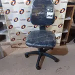LOTE 250 - 01 CADEIRA DE ESCRITÓRIO COM BASE GIRATÓRIA. (NO ESTADO) ATENÇÃO! FAZER A VISITAÇÃO ANTES DE ARREMATAR, NÃO SABEMOS SE FUNCIONA. LEILÃO NÃO TEM GARANTIA E NEM DEVOLUÇÃO, SUJEITO A POSSÍVEIS AVARIAS VISÍVEIS/OCULTAS E/OU AUSÊNCIA DE COMPONENTES.