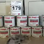 LOTE 179 - 12 LATAS DE COLA PLÁSTICA ANJO. (NO ESTADO) ATENÇÃO! FAZER A VISITAÇÃO ANTES DE ARREMATAR, NÃO SABEMOS SE FUNCIONA. LEILÃO NÃO TEM GARANTIA E NEM DEVOLUÇÃO, SUJEITO A POSSÍVEIS AVARIAS VISÍVEIS/OCULTAS E/OU AUSÊNCIA DE COMPONENTES.