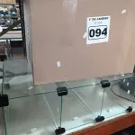 LOTE 094 - 01 ESTANTE DE VIDRO MODULAR E 01 CAIXA COM PERIFÉRICOS DIVERSOS. (NO ESTADO) ATENÇÃO! FAZER A VISITAÇÃO ANTES DE ARREMATAR, NÃO SABEMOS SE FUNCIONA. LEILÃO NÃO TEM GARANTIA E NEM DEVOLUÇÃO, SUJEITO A POSSÍVEIS AVARIAS VISÍVEIS/OCULTAS E/OU AUSÊNCIA DE COMPONENTES.