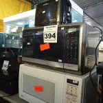 LOTE 394 - 02 MICRO-ONDAS MARCAS E MODELOS DIVERSOS. (NO ESTADO) ATENÇÃO! FAZER A VISITAÇÃO ANTES DE ARREMATAR, NÃO SABEMOS SE FUNCIONA. LEILÃO NÃO TEM GARANTIA E NEM DEVOLUÇÃO, SUJEITO A POSSÍVEIS AVARIAS VISÍVEIS/OCULTAS E/OU AUSÊNCIA DE COMPONENTES.