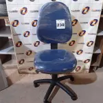 LOTE 230 - 01 CADEIRA DE ESCRITÓRIO COM BASE GIRATÓRIA. (NO ESTADO) ATENÇÃO! FAZER A VISITAÇÃO ANTES DE ARREMATAR, NÃO SABEMOS SE FUNCIONA. LEILÃO NÃO TEM GARANTIA E NEM DEVOLUÇÃO, SUJEITO A POSSÍVEIS AVARIAS VISÍVEIS/OCULTAS E/OU AUSÊNCIA DE COMPONENTES.
