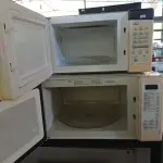 LOTE 208 - 02 MICRO-ONDAS MARCAS E MODELOS DIVERSOS. (NO ESTADO) ATENÇÃO! FAZER A VISITAÇÃO ANTES DE ARREMATAR, NÃO SABEMOS SE FUNCIONA. LEILÃO NÃO TEM GARANTIA E NEM DEVOLUÇÃO, SUJEITO A POSSÍVEIS AVARIAS VISÍVEIS/OCULTAS E/OU AUSÊNCIA DE COMPONENTES.