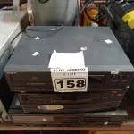 LOTE 158 - 01 APARELHO AM/FM E 02 CD PLAYER MARCAS E MODELOS DIVERSOS. (NO ESTADO) ATENÇÃO! FAZER A VISITAÇÃO ANTES DE ARREMATAR, NÃO SABEMOS SE FUNCIONA. LEILÃO NÃO TEM GARANTIA E NEM DEVOLUÇÃO, SUJEITO A POSSÍVEIS AVARIAS VISÍVEIS/OCULTAS E/OU AUSÊNCIA DE COMPONENTES.
