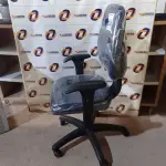 LOTE 240 - 01 CADEIRA DE ESCRITÓRIO COM BASE GIRATÓRIA. (NO ESTADO) ATENÇÃO! FAZER A VISITAÇÃO ANTES DE ARREMATAR, NÃO SABEMOS SE FUNCIONA. LEILÃO NÃO TEM GARANTIA E NEM DEVOLUÇÃO, SUJEITO A POSSÍVEIS AVARIAS VISÍVEIS/OCULTAS E/OU AUSÊNCIA DE COMPONENTES.