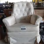 LOTE 069 - 01 POLTRONA. (NO ESTADO) ATENÇÃO! FAZER A VISITAÇÃO ANTES DE ARREMATAR, NÃO SABEMOS SE FUNCIONA. LEILÃO NÃO TEM GARANTIA E NEM DEVOLUÇÃO, SUJEITO A POSSÍVEIS AVARIAS VISÍVEIS/OCULTAS E/OU AUSÊNCIA DE COMPONENTES.