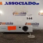 LOTE 144 - 01 PROJETOR MULTIMIDIA MARCA PANASONIC BIVOLT. (NO ESTADO) ATENÇÃO! FAZER A VISITAÇÃO ANTES DE ARREMATAR, NÃO SABEMOS SE FUNCIONA. LEILÃO NÃO TEM GARANTIA E NEM DEVOLUÇÃO, SUJEITO A POSSÍVEIS AVARIAS VISÍVEIS/OCULTAS E/OU AUSÊNCIA DE COMPONENTES.