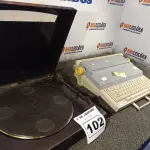 LOTE 102 - 01 MÁQUINA DE ESCREVER OLIVETTI PERSONAL 55 E 01 TOCA DISCOS AVANTI. (NO ESTADO) ATENÇÃO! FAZER A VISITAÇÃO ANTES DE ARREMATAR, NÃO SABEMOS SE FUNCIONA. LEILÃO NÃO TEM GARANTIA E NEM DEVOLUÇÃO, SUJEITO A POSSÍVEIS AVARIAS VISÍVEIS/OCULTAS E/OU AUSÊNCIA DE COMPONENTES.