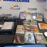 LOTE 015 - 01 XBOX 360 COM FONTE E VARIOS JOGOS. (NO ESTADO) ATENÇÃO! FAZER A VISITAÇÃO ANTES DE ARREMATAR, NÃO SABEMOS SE FUNCIONA. LEILÃO NÃO TEM GARANTIA E NEM DEVOLUÇÃO, SUJEITO A POSSÍVEIS AVARIAS VISÍVEIS/OCULTAS E/OU AUSÊNCIA DE COMPONENTES.