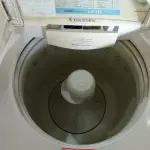 LOTE 458 - 01 MÁQUINA DE LAVAR MARCA ELECTROLUX 10KG 220V. (NO ESTADO) ATENÇÃO! FAZER A VISITAÇÃO ANTES DE ARREMATAR, NÃO SABEMOS SE FUNCIONA. LEILÃO NÃO TEM GARANTIA E NEM DEVOLUÇÃO, SUJEITO A POSSÍVEIS AVARIAS VISÍVEIS/OCULTAS E/OU AUSÊNCIA DE COMPONENTES.