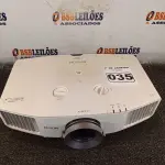 LOTE 035 - 01 PROJETOR MARCA EPSON. (NO ESTADO) ATENÇÃO! FAZER A VISITAÇÃO ANTES DE ARREMATAR, NÃO SABEMOS SE FUNCIONA. LEILÃO NÃO TEM GARANTIA E NEM DEVOLUÇÃO, SUJEITO A POSSÍVEIS AVARIAS VISÍVEIS/OCULTAS E/OU AUSÊNCIA DE COMPONENTES.