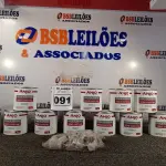 LOTE 091 - 12 LATAS DE 1KG DE COLA PLÁSTICA MARCA ANJO. (NO ESTADO) ATENÇÃO! FAZER A VISITAÇÃO ANTES DE ARREMATAR, NÃO SABEMOS SE FUNCIONA. LEILÃO NÃO TEM GARANTIA E NEM DEVOLUÇÃO, SUJEITO A POSSÍVEIS AVARIAS VISÍVEIS/OCULTAS E/OU AUSÊNCIA DE COMPONENTES.
