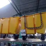 LOTE 125 - 02 BALDES DE LIMPEZA COM RODINHAS. (NO ESTADO) ATENÇÃO! FAZER A VISITAÇÃO ANTES DE ARREMATAR, NÃO SABEMOS SE FUNCIONA. LEILÃO NÃO TEM GARANTIA E NEM DEVOLUÇÃO, SUJEITO A POSSÍVEIS AVARIAS VISÍVEIS/OCULTAS E/OU AUSÊNCIA DE COMPONENTES.